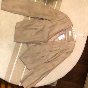 Brand new with tags women’s jacket! Size XL. Color beige.